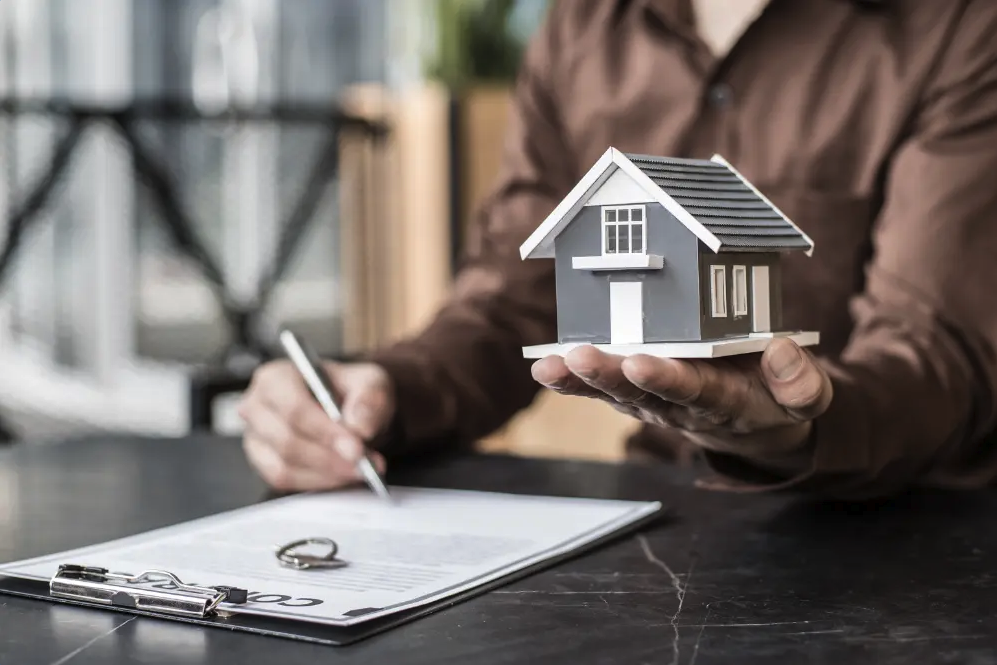 Nepremičninski posrednik in 7 razlogov zakaj ga potrebujete